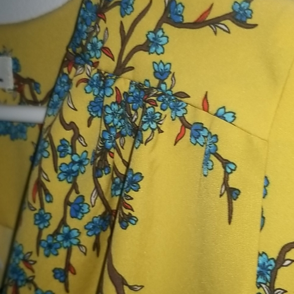 NWT - Peplum top - Picture 7 of 8